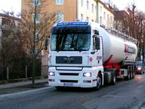 MAN-Tanksattelzug der Spedition Nielsen & S�rensen ist in Ried i.I. unterwegs; nachdem der Fahrer gesehen hat, da� er fotografiert wurde, zeigte er l�chelnd den Daumen nach Oben; 080207