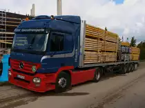 Actros 1844 mit Schalmaterial beladenen Auflieger an einer Baustelle am Rwth Campus in Aachen am 16.09.2010.