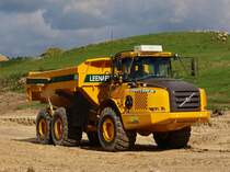 Ein nagelneuer Volvo Dumper A30E von der Firma Leenaerts Born auf der Campusbaustelle der Rwth in Aachen Melaten am 16.09.2010 auf dem Weg zu seiner Ladestelle.