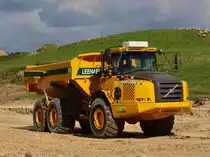 Ein nagelneuer Volvo Dumper A30E von der Firma Leenaerts Born auf der Campusbaustelle der Rwth in Aachen Melaten am 16.09.2010 auf dem Weg zu seiner Ladestelle.