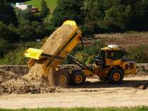 Ein nagelneuer Volvo Dumper A30E von der Firma Leenaerts Born kippt auf der Campusbaustelle der Rwth in Aachen Melaten am 16.09.2010 seine Ladung ab.