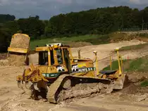 Caterpillar D6N LGP mit GPS-Empf�nger zur vollautomatischen Maschinensteuerung auf der Campusbaustelle der Rwth in Aachen Melaten schiebt am 16.09.2010 Mutterboden ab. Im Hintergrund kippt ein nagelneuer Volvo Dumper A30E seine Ladung ab.Die Fahrzeuge sind von der Firma Leenaerts Born.