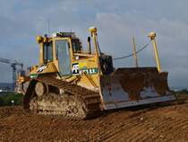 Caterpillar D6N LGP mit GPS-Empfnger zur vollautomatischen Maschinensteuerung von der Firma Leenaerts Born auf der Campusbaustelle der Rwth in Aachen Melaten schiebt am 16.09.2010 Mutterboden ab.