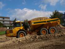 Die ersten Kilometer im schweren Gelnde, ein beladener nagelneuer Volvo Dumper A30E von der Firma Leenaerts Born auf der Campusbaustelle der Rwth in Aachen Melaten am 16.09.2010.