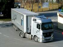 Mercedes-ACTROS1844, einer renomierten Rieder Spedition ist ganz in Silber gehalten und macht somit Werbung f�r den bekannten Flugzeugzulieferbetrieb; 080208