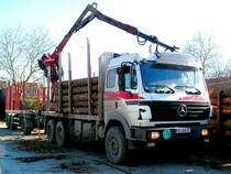 Mercedes-2538 beim Verladen  von Fichtenst�mmen auf Waggons; 080209