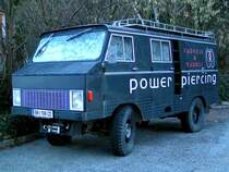 Eigenartiges Fahrzeug mit angebauter Seilwinde und Werbeaufschrift f�r ein Piercing-Institut steht auf einem Parkplatz im Stadtgebiet Ried i.I.; 080209