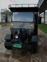 Dieser chinesische Kleintransporter sieht aus wie ein absolutes Unikum, aber es fahren nicht wenige davon herum. Es scheint sich also um eine Serienbauart zu handeln, auch wenn sie uerst spartanisch ausgefhrt wurde.