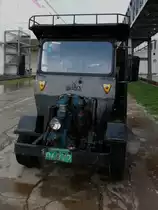 Dieser chinesische Kleintransporter sieht aus wie ein absolutes Unikum, aber es fahren nicht wenige davon herum. Es scheint sich also um eine Serienbauart zu handeln, auch wenn sie �u�erst spartanisch ausgef�hrt wurde.