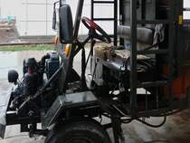 Dieser chinesische Kleintransporter verblfft durch seine Wartungsfreundlichkeit, da der Motorraum allseits gut zugnglich ist. 
Motorwsche ist bei Gewitter ohne Aufpreis enthalten. Das Fahrzeug bietet Platz fr zwei Personen, einen Korbsitz fr den Fahrer und sogar Polster fr den Beifahrer.