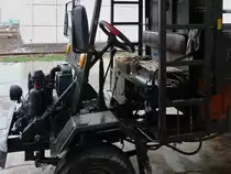 Dieser chinesische Kleintransporter verbl�fft durch seine Wartungsfreundlichkeit, da der Motorraum allseits gut zug�nglich ist. 
Motorw�sche ist bei Gewitter ohne Aufpreis enthalten. Das Fahrzeug bietet Platz f�r zwei Personen, einen Korbsitz f�r den Fahrer und sogar Polster f�r den Beifahrer.