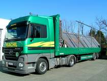 Mercedes-ACTROS1844 hat Grobblechplatten geladen; 080210
