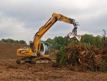 Liebherr 914 rumt auf der Campusbaustelle in Aachen am 17.09.2010 Wurzelreste zusammen.