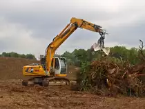 Liebherr 914 r�umt auf der Campusbaustelle in Aachen am 17.09.2010 Wurzelreste zusammen.