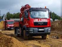MAN TGM 13.250 mit MKG Kranaufbau der Firma Lube & Krings die sich auf Rohrleitungsbau spezialisiert hat auf der Campusbaustelle der Rwth Aachen am 17.09.2010. Hier wird ein 300mm Wasserrohr verlegt.