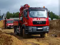 MAN TGM 13.250 mit MKG Kranaufbau der Firma Lube & Krings die sich auf Rohrleitungsbau spezialisiert hat auf der Campusbaustelle der Rwth Aachen am 17.09.2010. Hier wird ein 300mm Wasserrohr verlegt.