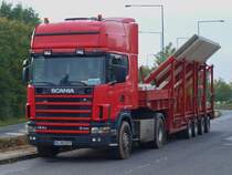 Scania 164G mit 580Ps wartet 03.09.2010 an einer Baustelle am Rwth Campus in Aachen mit seinem berbreit beladenen 4achser Auflieger darauf abgeladen zu werden.