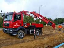 MAN TGM 13.250 mit MKG Kranaufbau der Firma Lube & Krings die sich auf Rohrleitungsbau spezialisiert hat auf der Campusbaustelle der Rwth Aachen am 17.09.2010. Der Kran wird vom Fahrer mit einer Fernsteuerung bedient Hier wird ein 300mm Wasserrohr verlegt.