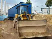 Hier wird ein festgefahrener MAN Sattelzug mit einem Terex TL120 Radlader aus einer Baustelle gezogen. Der Regen der letzten Tage hat die Baustrasse derma�en aufgeweicht das der Fahrer mit seinem abgeladenen Lkw keine Chance hat den Sattelzug auf dem schmierigen Untergrund r�ckw�rts  aus der Baustelle zu fahren. Gesehen am 17.09.2010 auf einer Baustelle am Rwth Campus in Aachen. 
