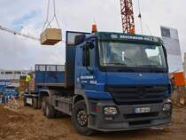 Actros 2544 Hngerzug mit Rollcontainer beim abladen von Schalmaterial mit Hilfe eines Turmdrehkranes auf einer Baustelle am Rwth Campus in Aachen am 17.09.2010.