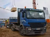 Actros 2544 H�ngerzug mit Rollcontainer beim abladen von Schalmaterial mit Hilfe eines Turmdrehkranes auf einer Baustelle am Rwth Campus in Aachen am 17.09.2010.