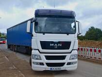 Geschafft, endlich wieder festen Boden unter den Rdern. Dieser MAN Sattelzug mute am 17.09.2010 mit einem Radlader aus einer Baustelle in Aachen am neuen Rwth Campus geborgen werden weil sich dort auf einer schmierigen Baustrasse festgefahren hat.