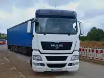 Geschafft, endlich wieder festen Boden unter den R�dern. Dieser MAN Sattelzug mu�te am 17.09.2010 mit einem Radlader aus einer Baustelle in Aachen am neuen Rwth Campus geborgen werden weil sich dort auf einer schmierigen Baustrasse festgefahren hat.