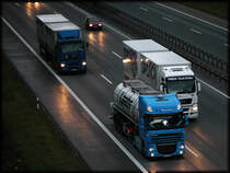 Abendverkehr auf der A45: Ein MAN TGX 26.440XXL von PEMA Leasing, mit DPD Brcken, berhollt einen DAF XF105.460SCC  SuperSpaceCab  von Wesemann Spedition.Deutlich ist das LED-Kreuz zuerkennen (16.09.2010)

