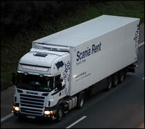 Zwar nur ein R380, sieht aber dennoch ganz gut aus: SCANIA TOPLINE R380 von JRGEN VGE aus Cuxhaven ist mit einem Khltrailer von SCANIA RENT aus Hamburg auf der A45 unterwegs. (16.09.2010)

