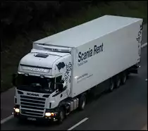 Zwar nur ein R380, sieht aber dennoch ganz gut aus: SCANIA TOPLINE R380 von J�RGEN V�GE aus Cuxhaven ist mit einem K�hltrailer von SCANIA RENT aus Hamburg auf der A45 unterwegs. (16.09.2010)

