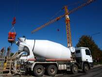 Actros 3241 Betonmischer beim abladen mit Kran und Kbel am 18.09.2010 an einer Baustelle am Rwth Campus in Aachen.