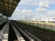 Die  Gold Tribne  neben dem Home-Strech. Fotografiert am dritten September 2010. Sanierung im Jahre 2013.