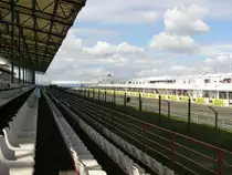 Die  Gold Trib�ne  neben dem Home-Strech. Fotografiert am dritten September 2010. Sanierung im Jahre 2013.