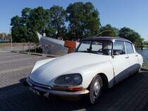CITROEN-DS_(Die-Gttin) mit einigen Rostflecken am Hafengebiet von Enkhuizen;100905