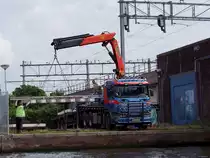 SCANIA liefert mit dem aufgebautem Palfinger-Kran vorgefertigte Gleisk�rperteile in Amsterdam an;100903