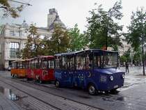  Gummi-Strassenbahn  wartet in Antwerpen auf weitere Fahrgste;100830