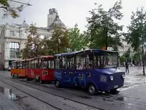  Gummi-Strassenbahn  wartet in Antwerpen auf weitere Fahrg�ste;100830