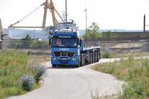 Actros der Firma  Krandienst Lange  mit einem Schwerlastauflieger aus dem Holzhafen in Stralsund kommend, 09.06.09