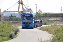 Actros der Firma  Krandienst Lange  mit einem Schwerlastauflieger aus dem Holzhafen in Stralsund kommend, 09.06.09