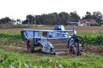 alter DDR-Kartoffelroder gesehen bei Stralsund, 17.09.2010