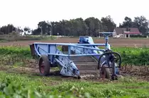 alter DDR-Kartoffelroder gesehen bei Stralsund, 17.09.2010