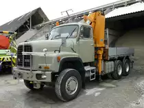 Ein Saurer D330 mit Kranaufbau am Saurer Oldtimer Treff in Niederbipp am 28.08.2010