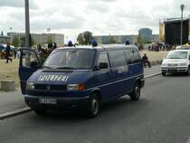Dunkelblaues Polizeifahrzeug am Berliner Hauptbahnhof. Die Polizei musste an diesem Tag 3 Demonstrationen mit groem Aufgebot begleiten: Anti-Atomkraft-Demo, Anti-Abtreibungs-Demo und NPD-Demo inkl. Gegendemonstration. 18.9.2010