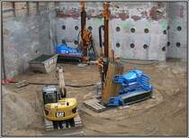 Bohrgerte sowie ein Caterpillar-Bagger in einer Baugrube in der Dsseldorfer Innenstadt, aufgenommen am 02.04.2010.