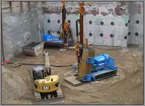 Bohrger�te sowie ein Caterpillar-Bagger in einer Baugrube in der D�sseldorfer Innenstadt, aufgenommen am 02.04.2010.