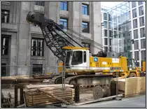 D�sseldorf, U-Bahn-Projekt Wehrhahnlinie, k�nftiger Haltepunkt Benrather Stra�e, 02.04.2010: Normalerweise kennt man Seilbagger wie diesen vom Hersteller Liebherr mit einem gewaltigen Ausleger. Doch wenn es mal gilt, beispielsweise unter einer Br�cke einen Schacht f�r eine Schlitzwand auszuheben, muss  auch mal nur ein kleiner Stummel-Ausleger ausreichen. 