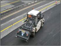 Eine BOMAG-Walze auf einer Baustelle in Duisburg, aufgenommen am 05.05.2010.
