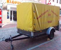 PKW Anhnger Pritsche mit Plane in Neustadt gesehen am 29/08/2010