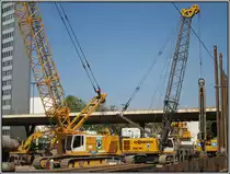 D�sseldorf, Projekt K�-Bogen, Jan-Wellem-Platz, 22.05.2010: Seilbagger der Hersteller Liebherr und Sennebogen bei der Arbeit. Hier werden Schlitzw�nde f�r Tunnel ausgehoben, in denen in Zukunft der Autoverkehr an dieser Stelle verschwinden soll.