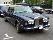 Rolls Royce Corniche II Drophead Coupe. 1986 - 1989. Es gab die Modelle Corniche (Coupe) und Drophead Coupe (Cabriolet). Die Corniche-modelle basierten auf dem Silver Shadow. Es wurden insgesamt1.226 Corniche´s produziert. Besucherparkplatz Meilenwerk Dsseldorf.